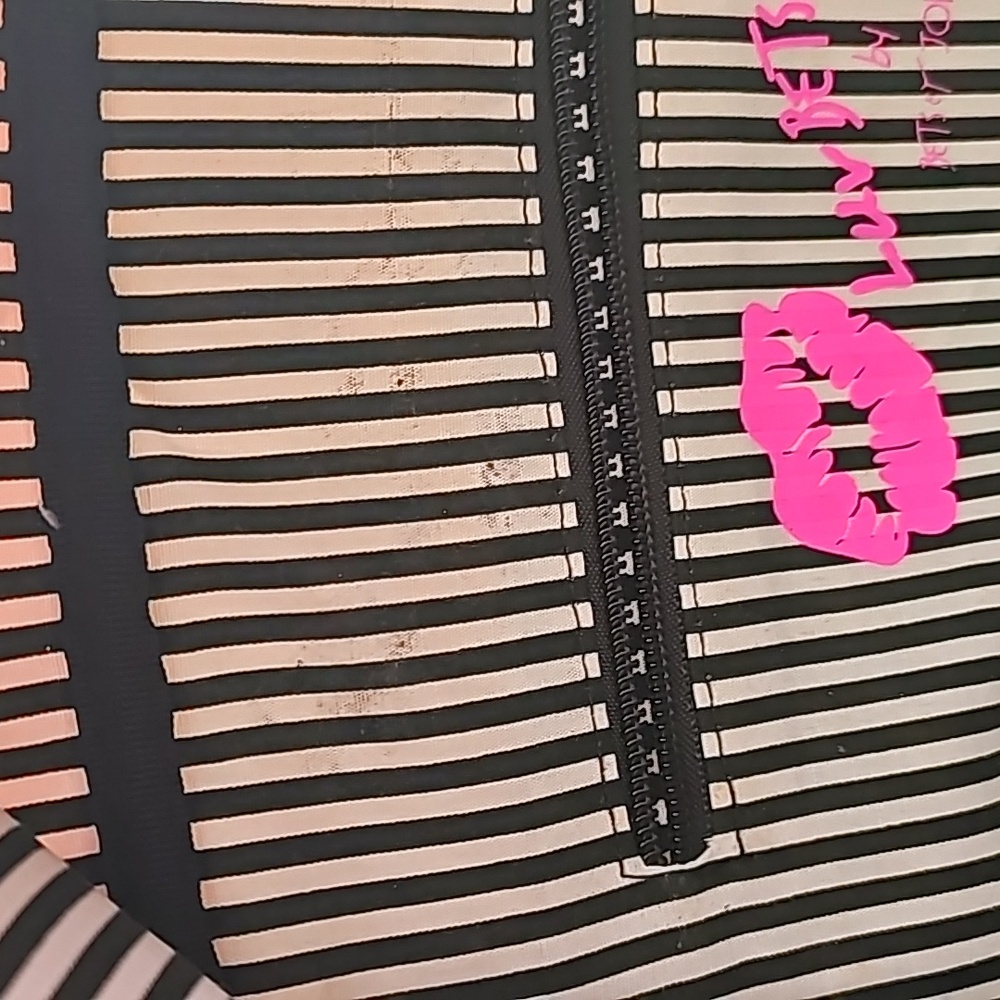 Betsey Johnson Duffle Bag - Check Measurements in Description - Picture 6 of 11